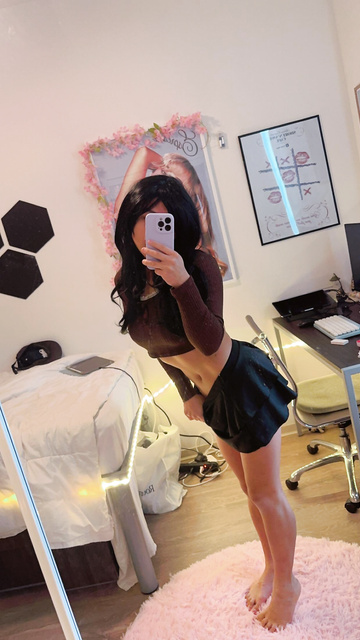Puta universitaria bajita con minifalda