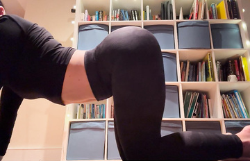 El yoga diario mantiene mi jugoso trasero agradable y flexible.