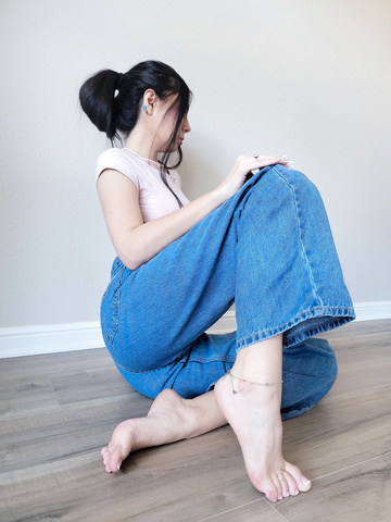 Cabello desordenado, jeans y sin calcetines