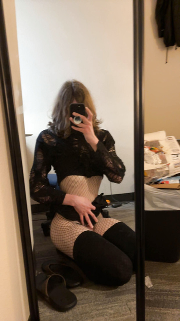 Such an attention whore I had a 3 hour long yap-sesh with a boy who wanted to bust to my pics 6 times back to back