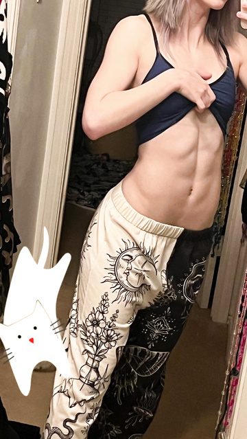Necesito que alguien se corra y toque mis abdominales.