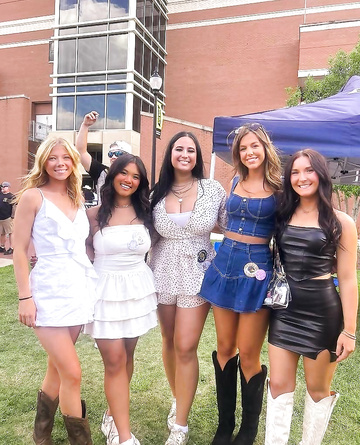 Le ganó el pecho a todas sus amigas