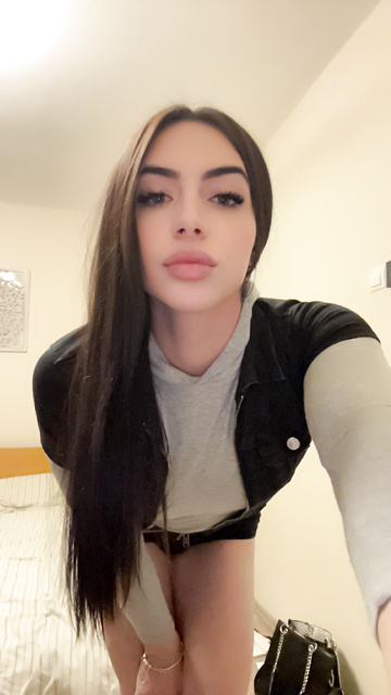 ¿Alguna vez te preguntaste a qué sabía el pene grueso de una chica latina?