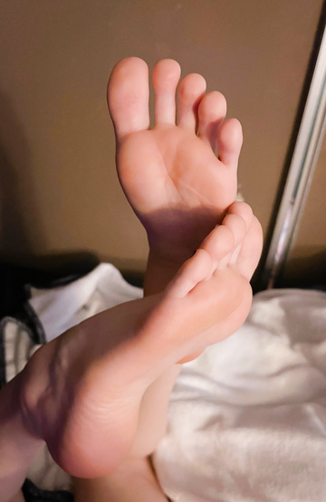 Me encanta acostarme con los pies descalzos sobre mi teléfono. <3