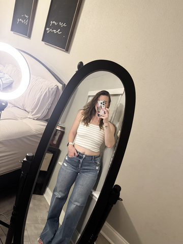 Camiseta sin mangas levantada, jeans de mamá hasta las rodillas... 37 y soy dueña de ello.