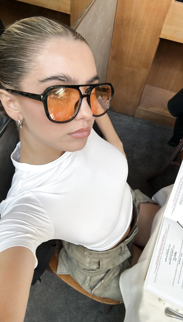 Alessia nos deleita y nos hipnotiza con esos pezones a la vista
