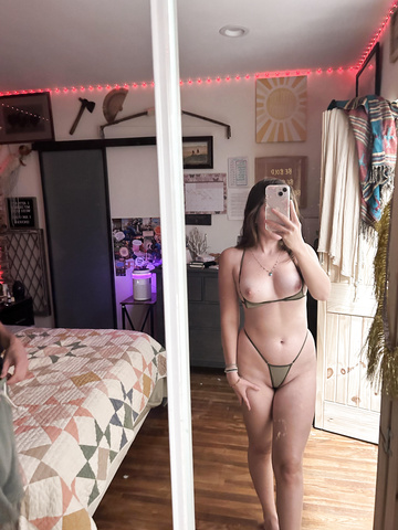 No muchas cosas perseveran y resisten la prueba del tiempo, pero los yoguis, los árboles y los exhibicionistas en microbikinis.