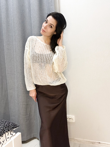 No dejes que la cara y la ropa modestas te engañen, pasa tu dedo para ver que esta esposa es una puta. ¿Quién quiere follarla?