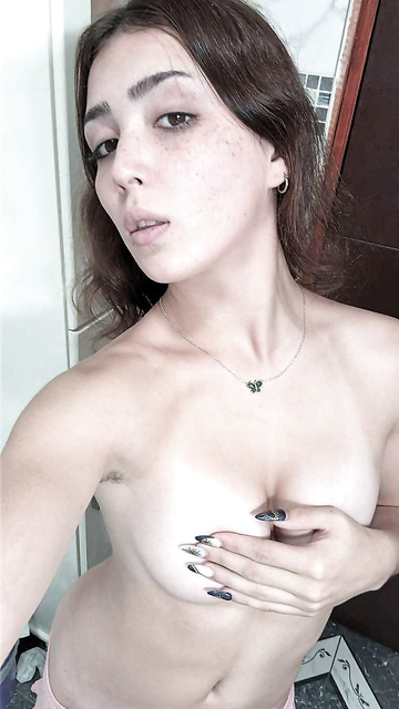 Virgen de 18 años, cara llena de pecas, todos en clase me intimidan y hacen comentarios cada vez que me ven. Ayer, escuché a un grupo de chicos discutiendo lo plana y rara que soy. Simplemente me senté allí sola y lloré. No tengo con quién hablar... tal v