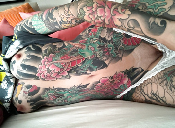 Críame y verás qué pasa con mis tatuajes.
