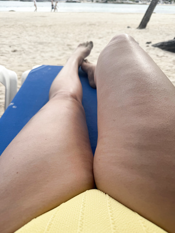 Tratando de darte un pequeño vistazo a la playa cuando nadie está mirando.