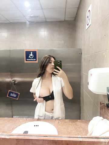 Había un tipo mirándome los pechos hoy en el hospital.