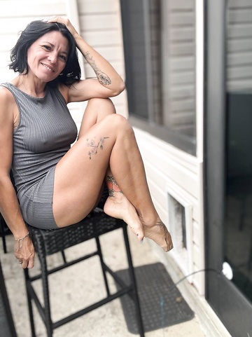 ¿Te gustaría probar un poco de esta área GILF? ¿O solo te gustan las chicas más jóvenes?