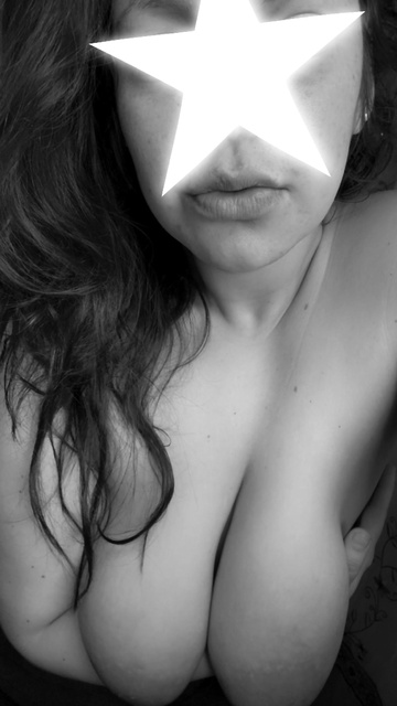 ¿Te follarías a mi esposa milf embarazada? Ella me está provocando en el trabajo