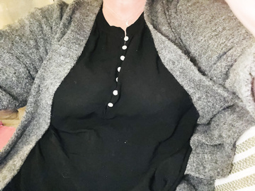 Yo diría que disimulé bien estas tetas bajo la ropa.