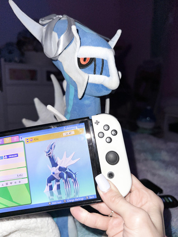 ¿Qué notaste: mi Pokémon legendario o mi cuerpo firme? También atrapé a Dialga con una Heal Ball hoy.
