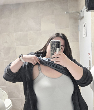 ¡Casi me olvido de Tits Out Tuesday! Por supuesto que estamos en el baño del trabajo.