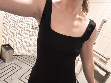 Viajo solo con un vestido, no hay nada debajo de mi vestido. 25f