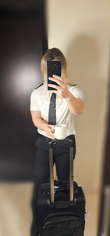Desliza para ver qué hay debajo de mi uniforme.