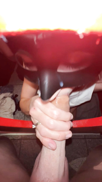 Cuando ya te han follado y facializado tres hombres en el glory hole, y tienes suerte en el cuarto y te toca una polla monstruosa como esa... entonces se le permitió entrar en mi coño sin condón... Mi marido vigilaba la puerta y seleccionó t
