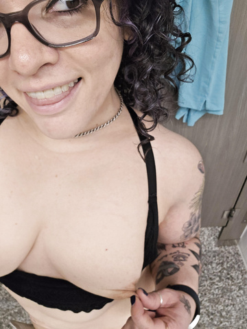 ya sea que lo golpees, lo jales o lo muevas... es martes de tetas, así que debes torcerlo.