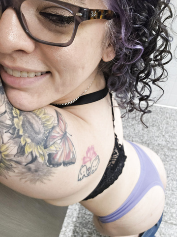 ya sea que lo golpees, lo jales o lo muevas... es martes de tetas, así que debes torcerlo.