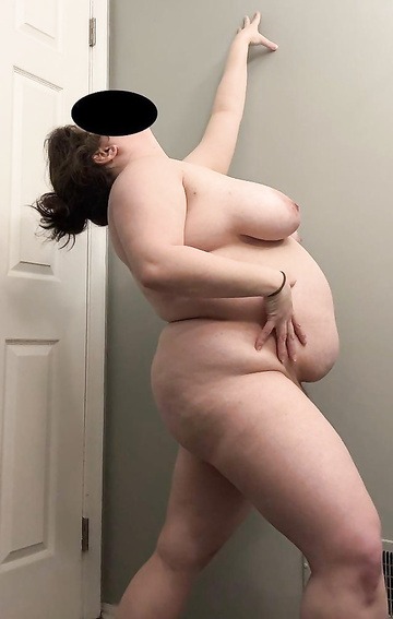 Hola, soy una exhibicionista a la que le encanta desnudarse y ser sexy en internet.