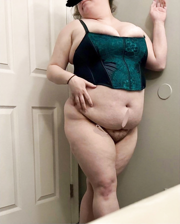Hola, soy una exhibicionista a la que le encanta desnudarse y ser sexy en internet.