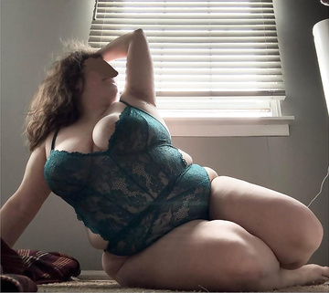 Hola, soy una exhibicionista a la que le encanta desnudarse y ser sexy en internet.