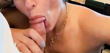 Las fotos que le envío a mi marido cornudo para hacerle saber que estoy ocupada. Adoré la polla de mi toro y se las envié a mi patético cornudo. Me encanta lamer y besar a mi toro.
