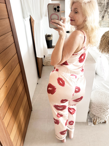 Esta es tu oportunidad de pasar una pijamada con una milf casada.