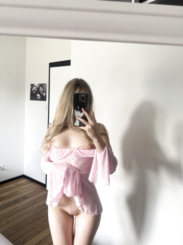Solo una estudiante reproducible con traje rosa :3