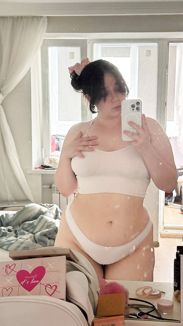 Me estoy probando lencería blanca nueva para ti.