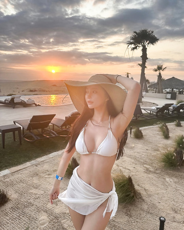 chica tetona en bikini
