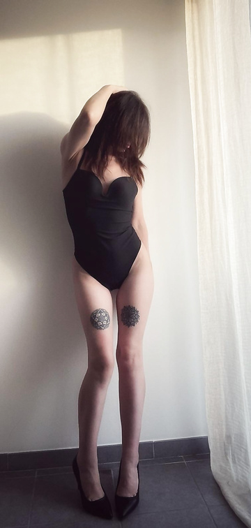 No soy una IA ni una pastora... solo una madre francesa de 38 años con un cuerpo natural que publica fotos ☺️
