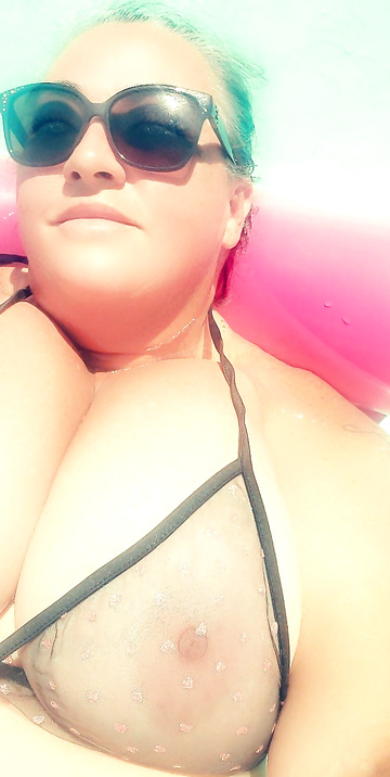 Lo que necesito es un chico de piscina bien dotado y que no le importe verme jugar con mis tetas cuando estoy en la piscina.