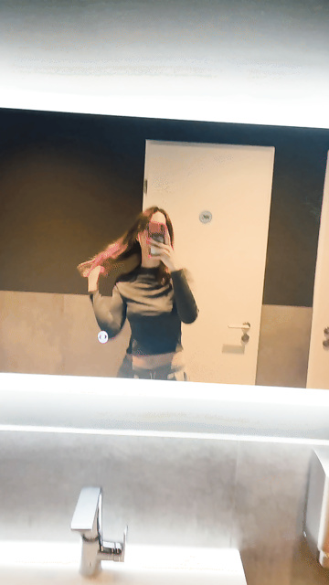 19f a été surprise en train de montrer mes seins pour toi dans les toilettes des dames de la salle de sport aujourd'hui