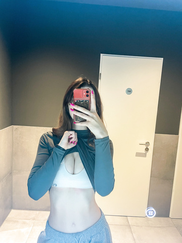 19f a été surprise en train de montrer mes seins pour toi dans les toilettes des dames de la salle de sport aujourd'hui