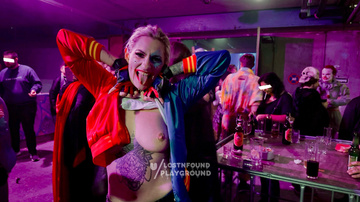 Ich bin als Harley Quinn in den Club gegangen und habe meine Brüste gezeigt