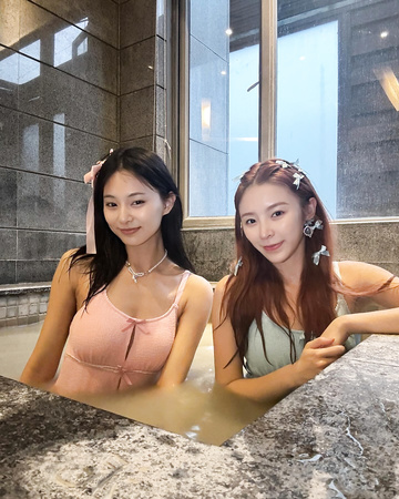 ZWEIMAL UND CLC TZUYU ELKIE