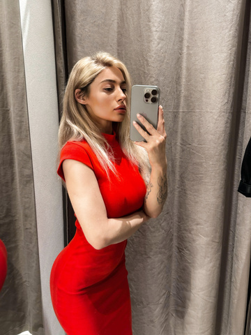 Steht mir dieses rote Kleid?