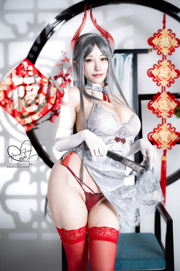 Silberdrache-Qipao-Cosplay von HaneAme