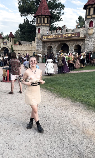 Ich zeige meine kecken Titten auf dem Renaissance-Festival ;)