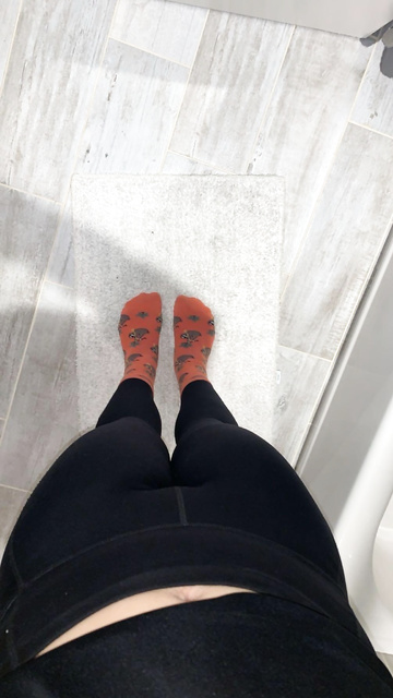 Schwarze Leggings mit orangefarbenen Socken