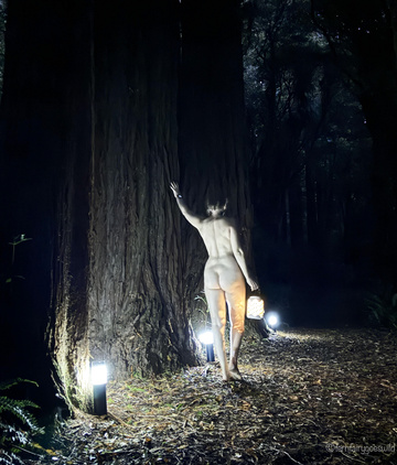 Würdest du es wagen, nachts nackt und allein im Wald zu sein?