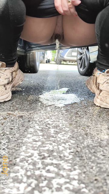 macht ein paar Pfützen auf dem Parkplatz