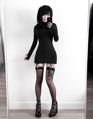 Gothic-Japanerin in Kleid und Strümpfen … Gedanken <3