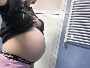 El día antes de dar a luz - cuerpo de embarazada