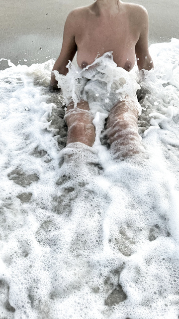 Das Leben ist ein Abenteuer, also warum es nicht nackt am Strand erleben