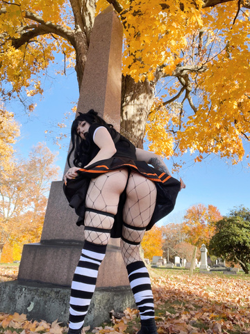 Nichts ist versauter als ein geiles Gothic-Mädchen auf einem Friedhof